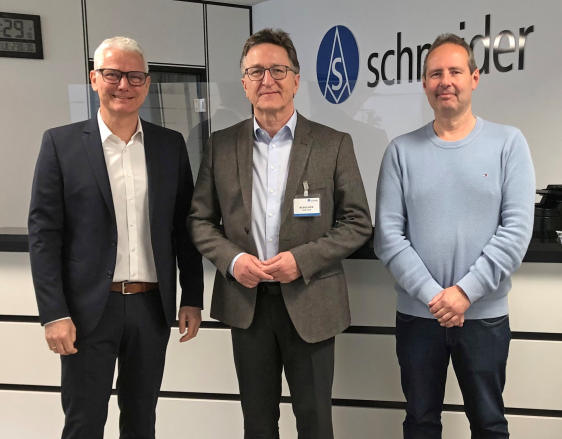 Betriebsbesuch bei AS Schneider; v.l.n.r. Geschäftsführer Rolf Kummer; Bürgermeister Volker Schiek und Produktionsleiter Rolf Baumann