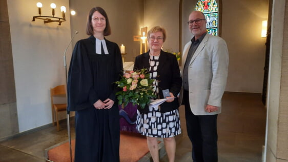 Ehrenpreisträgerin Beate Hachtel mit Pfarrerin Lara Volz und Steffen Widenmeyer