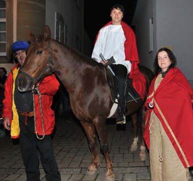 St. Martin (Christian Holder) auf seinem Pferd Puiu und Bettler Susanna Riemesch