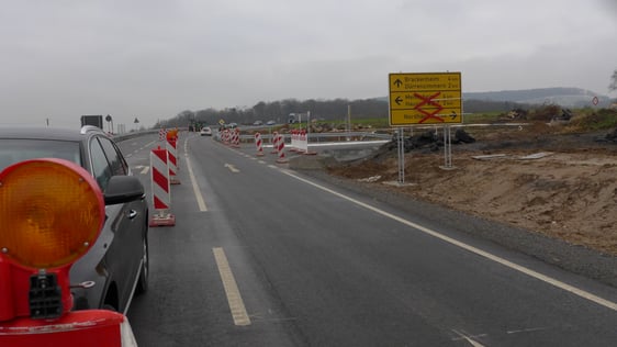 Die Hauptstrecke der neuen Ortsumfahrt ist frei und wird genutzt. An der künftigen Kreuzung mit der Kreisstraße nach Brackenheim-Hausen geht es aber bisher nur geradeaus. Auch die Zufahrt nach Nordhausen ist hier noch nicht möglich.