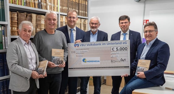 v.l.n.r. Horst Welsch (1. Vorsitzender des Heimatvereins Nordheim), Reinhard Blatt (stv. Vorsitzender der Bürgerstiftung Nordheim), Jochen Hermann (Vorstandssprecher der VBU), Ulrich Berger (Ortshistoriker und Autor der Nordheimer Ge-schichten), Jürgen Leiß (Vorstand VBU) und Bürgermeister Volker Schiek bei der Scheckübergabe