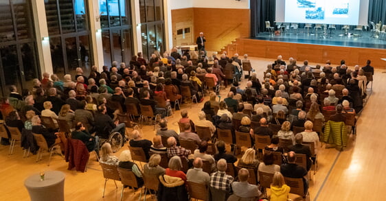 Rund 200 Besucher fanden sich am vergangenen Freitag zur Buchvorstellung der Nordheimer Geschichte(n) II in der Festhalle ein.