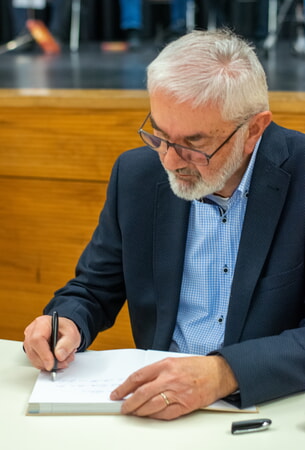 Auf Wunsch signierte Herr Berger die erworbenen Bücher der Besucher.