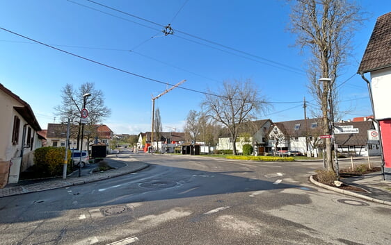 Die Straße und den Busverkehr wird es (hoffentlich) auch noch künftig geben. Ist dennoch eine attraktive Neugestaltung der im Foto erkennbaren Flächen beidseits der nördlichen Zabergäustraße möglich? Das ist eine der spannenden Fragen im Zusammenhang mit der Ortssanierung im Waldensersort.