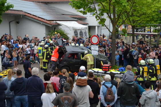 Gemeinsame Schauübung - DRK und Feuerwehr retteten eine Person aus einem verunfallten PKW und die Rettungshundestaffel musste den Beifahrer suchen, der aufgrund eines Schocks, geflüchtet war.