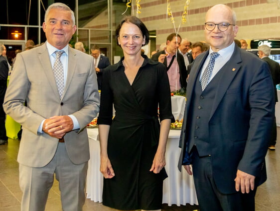 Je ein Grußwort hielten an dem Abend Innenminister Thomas Strobl (l.) und Regierungspräsidentin Susanne Bay, die hier von Landrat Norbert Heuser begrüßt werden.