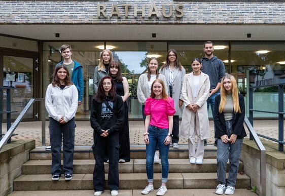 Hintere Reihe von links: Georgios Vrahiologlu, Amelie Waasen, Madeleine Sambo, Gavin Theml Mittlere Reihe von links: Veronika Reger, Julia Schwarz, Lilli Merkle, Nida Yener Vordere Reihe von links: Yara Schlitt, Laura Limbach, Evelin Schlundt