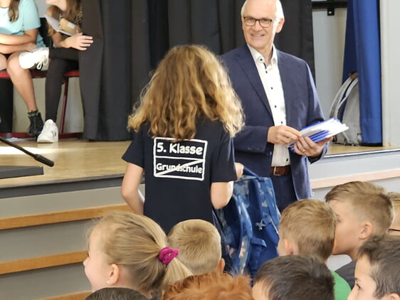 Das T-Shirt sagt es deutlich: Die Grundschule ist vorbei!