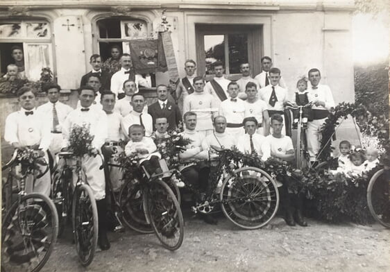 Mitglieder des Arbeiterradfahrerbundes „Solidarität“ vor der unteren Mühle