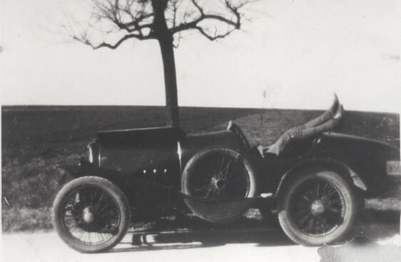 Willy Sander repariert seinen Bugatti (Bj. 1923)