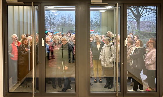 Bereits 20 Minuten vor Saalöffnung bildete sich vor der Festhalle eine Menschentraube an Frauen, die sich die besten Plätze sichern wollten.