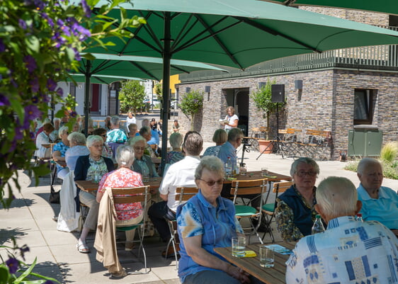 Der nächste Mittagstisch Senioren am 6. Juni findet wieder auf der Rathausterrasse, bei schlechtem Wetter nebenan im Gemeindezentrum Alter Bauhof statt.