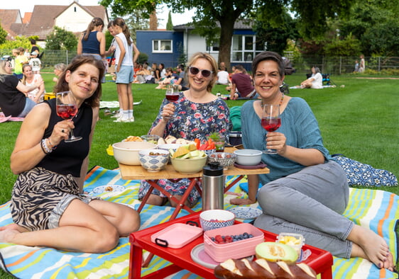Ausgesprochen professionell war diese Picknick-Gruppe mit Tischchen und Finger-Food ausgestattet.