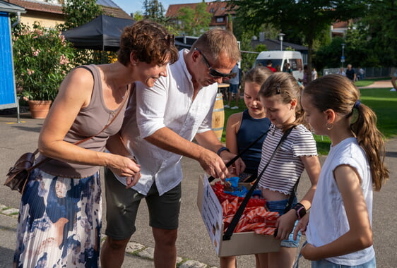 Die Kinder verkauften für den Förderverein der Kurt-von-Marval-Schule kleine Knabbereien.