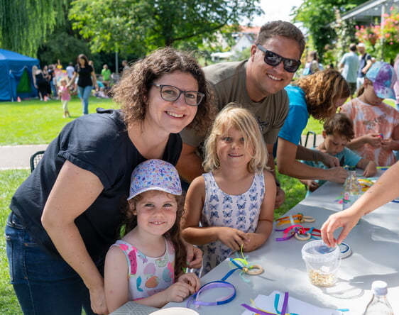 An vielen unterschiedlichen Stationen, wie hier am Basteltisch, konnten sich die Kinder austoben.