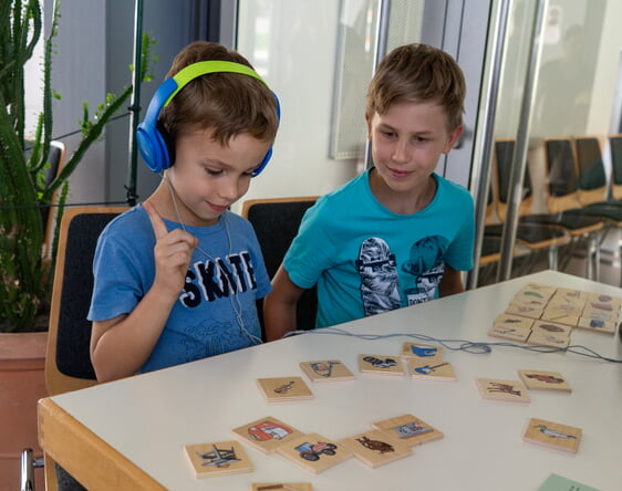Konzentration am Geräusche-Hör-Tisch!