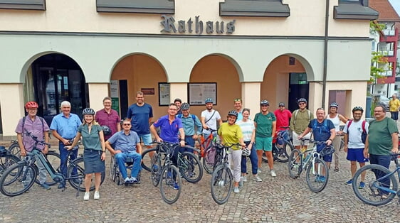 Die Teilnehmer der VVG-Tour vor dem Neckarwestheimer Rathaus. Auf dem Foto fehlt Fotograf Harald Michelbach.