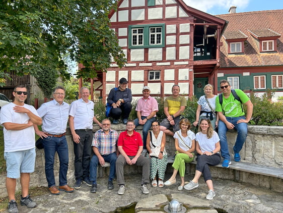Nordheimer unter sich: Gruppenbild mit Gastgebern und Gästen vor der denkmalgeschützten Mühle.