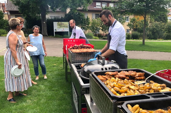 Beim letzten Mittagstisch Anfang August ließen sich die Senioren ein leckeres Grill-Buffet von der Metzgerei Geiger schmecken.