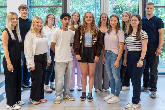 v.l.nr.: Anna-Lotta Jaeschke, Lenny Bauer, Larissa Rist, Evelyn Kärcher, Dimitar Angelov, Lea-Sophie Lichtenecker, Miriam Reiner, Annika Hönnige, Sina Müller, Madeleine Kreissl, Rebecca Blavustyak, Jo-na Croneiß (es fehlen Tarnice Joy Scholz und Benjamin Daudrich)