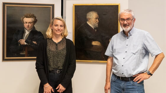 Saskia Lück, Kämmerin Gemeinde Nordheim und Vertreterin der von Marval‘schen Stiftung und Ortshistoriker Ulrich Berger vor den beiden Porträts: Jugendbild von Wilhelm Seybold aus dem Jahr 1829 und Portrait aus dem Sterbejahr von 1874.