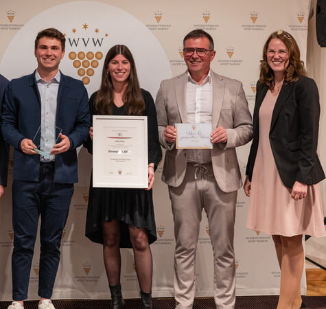 Leon Willy, Selina Willy, Jürgen Willy freuen sich mit der Württembergischen Weinkönigin Larissa Sal-cher über den Landesehrenpreis