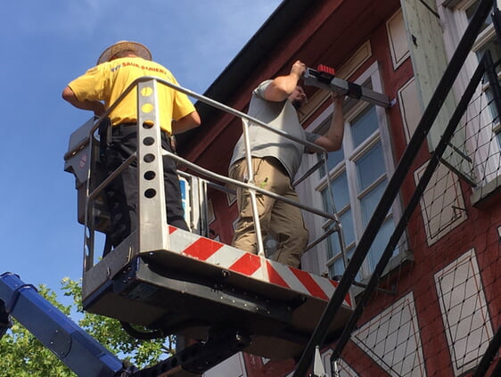 Die komplette Holzfachwerkfassade der Ortsbücherei wurde sowohl optisch als auch mit einem Bohrwiderstandsmessgerät untersucht.
