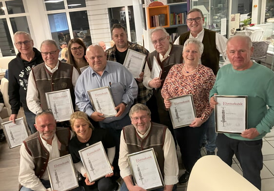 Die Anwesenden Jubilare für 30 Jahre Mitgliedschaft der Maibaumfreunde Nordheim: v.l.n.r.: B. Esslinger, B. Weinstok, S. Weinstok, G. Csanki, B. Zinser, H. Weinstok, B. Weber, H. Weber. Hinten 2. Vorstand O. Pfeiffer Kniend v.l.n.r.: S. Aichele, P. Aichele, U. Morlok