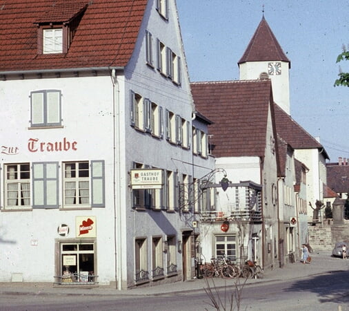 Schriftzug, Schild u. Nasenschild