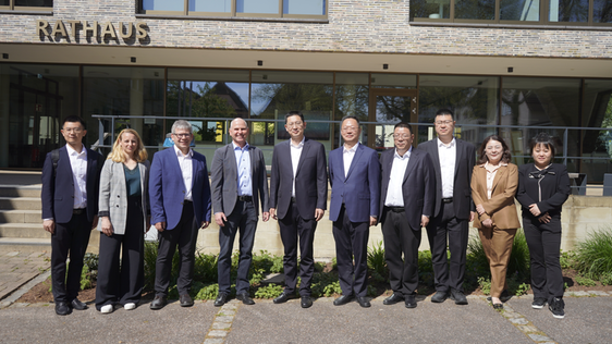 Beim gemeinsamen Gruppenbild. In der Bildmitte: Bürgermeister aus Suining Tan Xiaozheng