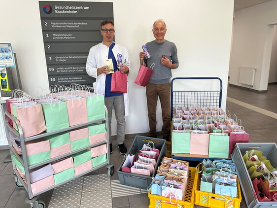 Chefarzt Dr. Alexander Kugler nimmt 120 Geschenktüten in Empfang