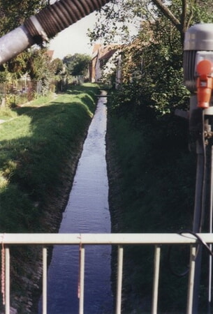 Das „Zwangsbett“ des Baches: Links zwischen der „Sonne“ und der früheren „Darlehenskasse“, daneben bei der Brenngasse und rechts an der Wilhelmstraße.