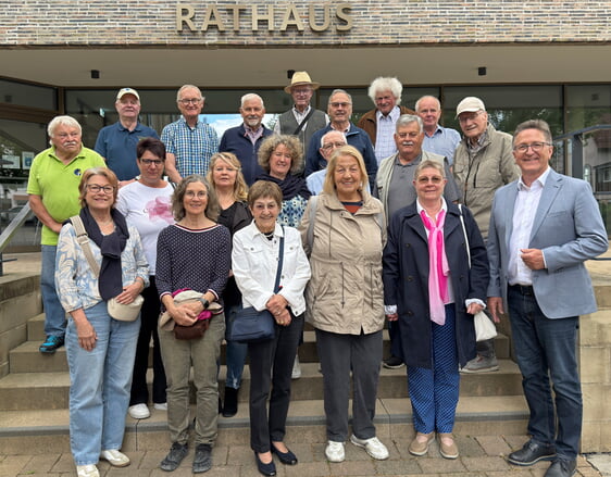 Gruppenbild ehemaliger Gemeinde- und Ortschaftsräte vor dem Rathaus
