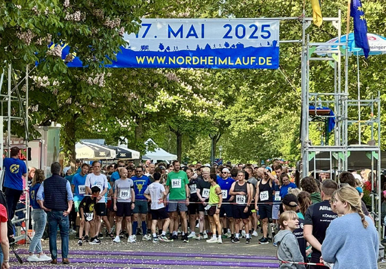 Bürgermeister Volker Schiek bereit zum Startschuss für den 10km-Lauf.