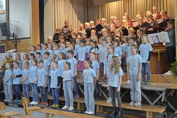 Die Chöre beim gemeinsamen Singen des Schlusslieds