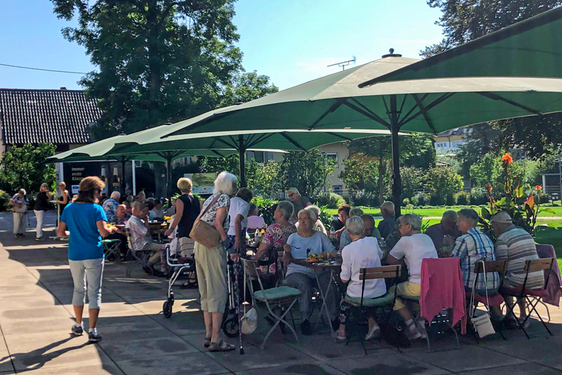 Der nächste Mittagstisch für Senioren am 7. August findet auf der Rathausterrasse statt, bei schlechtem Wetter nebenan im Gemeindezentrum Alter Bauhof.