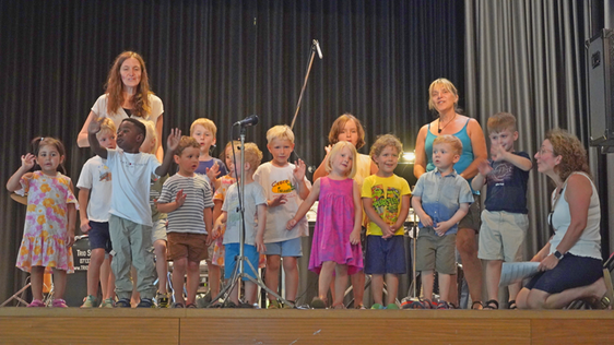 Der Kindergarten Wurzelzwerge zu Besuch beim Seniorennachmittag.