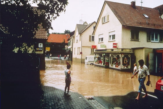 Aufnahme aus dem Jahr 1992: Starkregen sorgte für Hochwasser im Katzentalbach und setzte die Lauffener Straße unter Wasser.