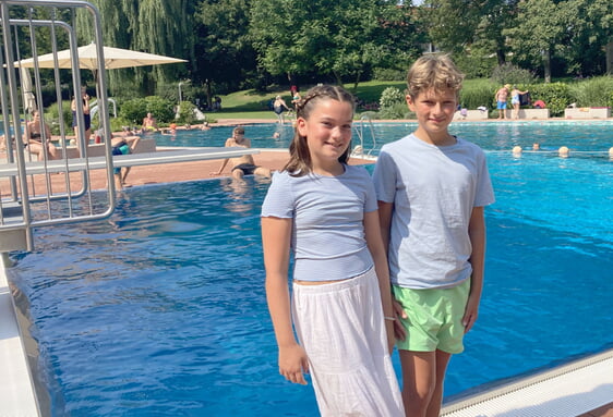 Marlene Mayer und Leo Kurz im Freibad beim 1 Meter Brett. Vielen Dank für euer beherztes Eingreifen bei der Rettungsaktion im Freibad!