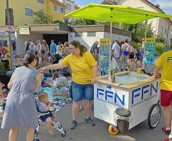 Eine leckere Abkühlung gab es beim mobilen Eiswagen des Fördervereins Freibad Nordheim.