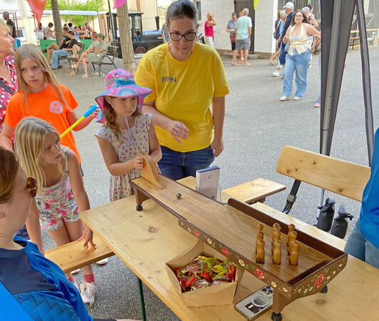 Konzentration und Geschick sind gefragt bei der Mini-Kegelbahn.