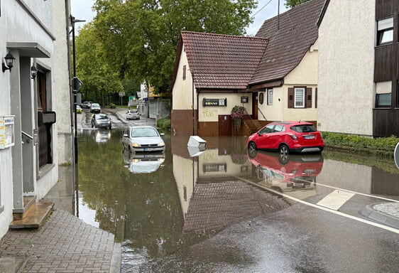 Ein neuralgischer Punkt: die Lauffener Straße. Ursache der zu sehenden Überschwemmung war nicht etwa der überlaufende Bach, sondern die angesichts des extremen Regens überlastete Kanalisation.