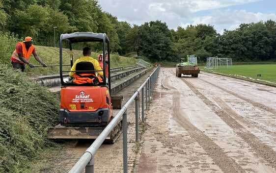 Besonders betroffen war diesmal das Nordheimer Sportgelände. Von einem benachbarten Acker, der abgeerntet war und offenlag, wurde in erheblichem Umfang Material abgespült. Dieses hat sich seinen Weg über die komplette Laufbahn neben dem Rasenplatz und bis zum Kunstrasenplatz gesucht.
