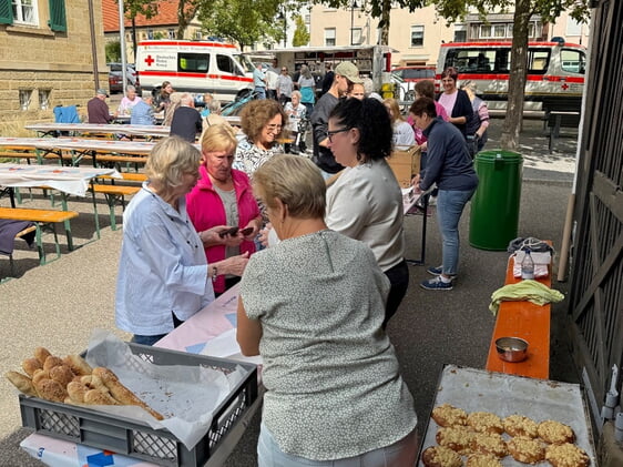 Der Ruf der Streusel aus dem Backhaus ist legendär, die Nachfrage entsprechend groß. Im Hintergrund informiert der DRK-Ortsverein über seine Arbeit und seine Ausstattung.