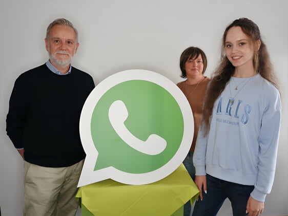 Das WhatsApp-Team der Pressestelle im Landratsamt Heilbronn: Andreas Zwingmann, Verena Ferguson und Angelica Shaw (v.l.). Bildquelle: Landratsamt Heilbronn