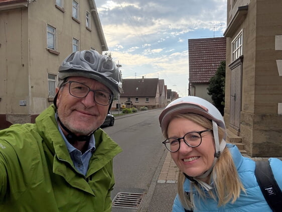 Ein &bdquo;Selfie&ldquo; von der Besichtigungstour mit Fahrrad und deshalb mit Helm: MdL Gudula Achterberg und BM Volker Schiek