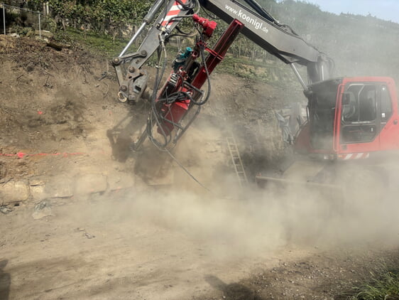 Bagger mit Bohrgerät