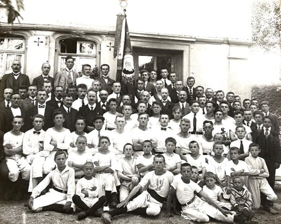 Gruppenbild der Turner vor der Unteren