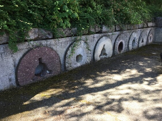 Einbetonierte alte Mahlsteine als „Denkmal“ zur Erinnerung an die ehemalige Mühle