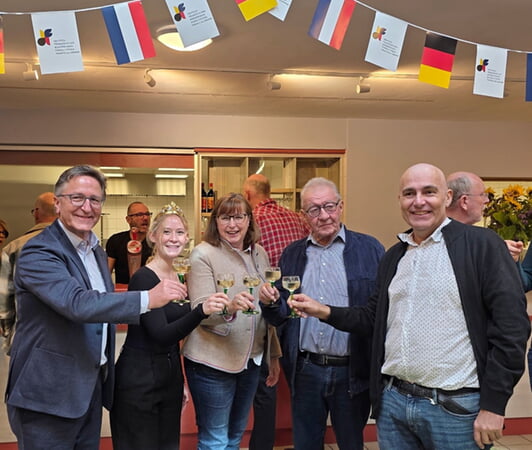 Ein Glas Wein auf die Freundschaft unter Nordheimern: von rechts nach links BM Christophe Malingrey aus Nordheim/Elsass; sein Vorgänger Maurice Heydmann, BMin Sybille Säger aus Nordheim am Main, Weinprinzessin Johanna aus Nordheim am Main, BM Volker Schiek.